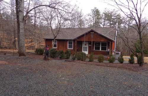 Pittsville House | Cozy house in private Leesville Lake community