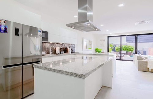 Malmok House | Cozy house steps from the beach in Boca Catalina Aruba. Modern and Spacious.
