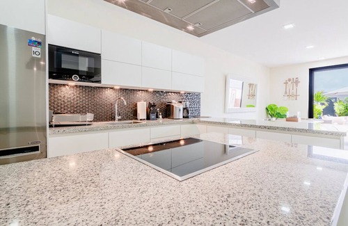 Malmok House | Cozy house steps from the beach in Boca Catalina Aruba. Modern and Spacious.