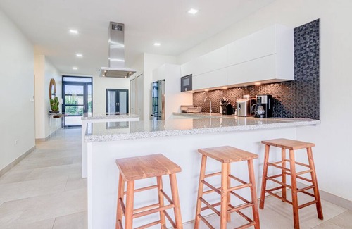 Malmok House | Cozy house steps from the beach in Boca Catalina Aruba. Modern and Spacious.