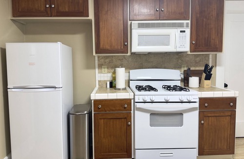 Hanford House | Cozy House with King Bed and Modern Bathrooms