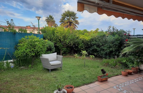 Creixell House | Cozy house with private garden in front of the sea