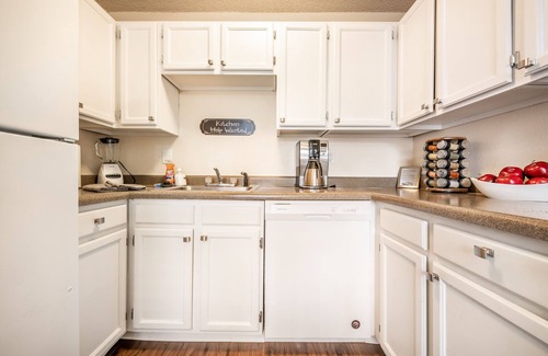 Rockrimmon Condo | ❤Cozy in the Springs! 2 BR, Kitchen. 5 Guests!❤