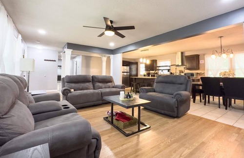 Kansas City House | Cozy KC Home 6 beds Arcade & Pool Table 15Min> PNL