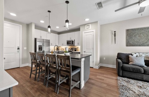 Fort Worth Apartment | Cozy King Bed | Pool+Gym+Free Parking+Stockyards