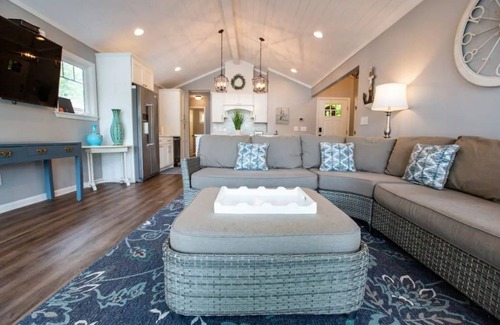 Lyman Cottage | Cozy, lake front cottage