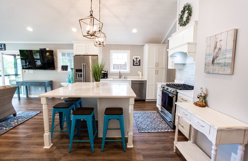 Lyman Cottage | Cozy, lake front cottage