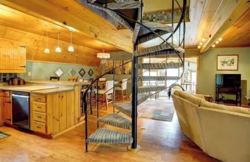 Poynette House | Cozy lake house with a hot-tub!