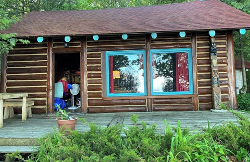 Harbor Springs Cabin | Cozy Lake Michigan beachfront log cabin in Good Hart.