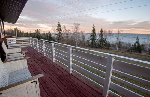 Tofte House | Cozy Lake View 5 min from Tofte/Lutsen, enjoy decks, fire pit, private trail.