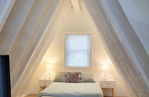 Goodview House | Cozy Lakefront A-frame on Smith Mountain Lake w/private dock. Pet Friendly.