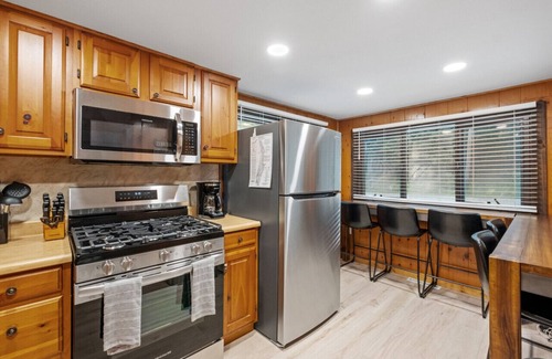 Washington House | Cozy Lakefront Cottage