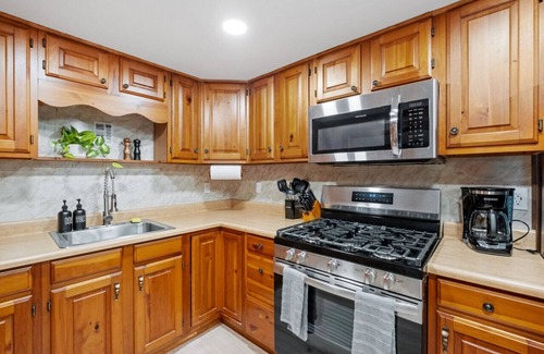 Washington House | Cozy Lakefront Cottage