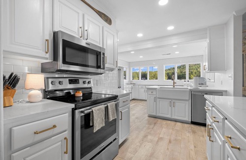 Rainbow City House | Cozy Lakefront Getaway for the Holidays. Sleeps 8. Near Christmas at the Falls