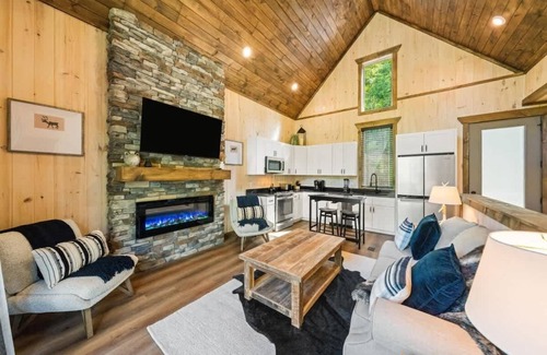 Sevierville Cabin | Cozy Lakefront Cabin/Hot Tub/Lake Access