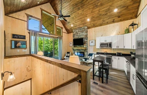 Sevierville Cabin | Cozy Lakefront Cabin/Hot Tub/Lake Access