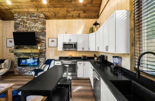 Sevierville Cabin | Cozy Lakefront Cabin/Hot Tub/Lake Access