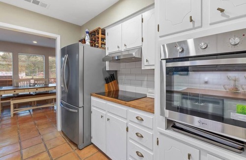 Eustace House | Cozy Lakehouse Retreat