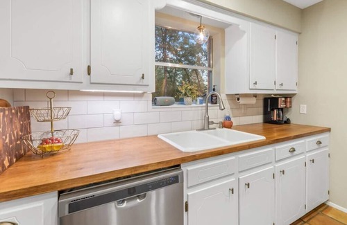 Eustace House | Cozy Lakehouse Retreat