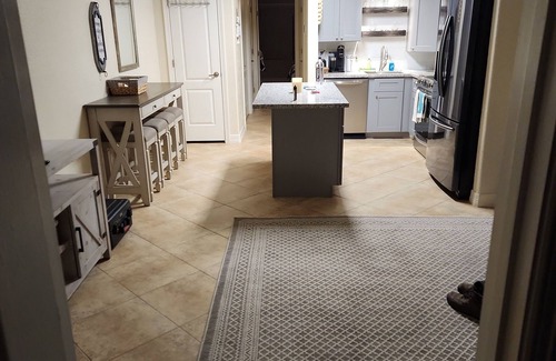 League City Condo | Cozy, Lakeside 1-bedroom condo with AC and WiFi in enjoyable Kemah