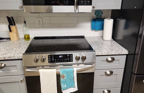 League City Condo | Cozy, Lakeside 1-bedroom condo with AC and WiFi in enjoyable Kemah