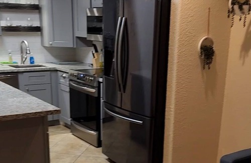 League City Condo | Cozy, Lakeside 1-bedroom condo with AC and WiFi in enjoyable Kemah