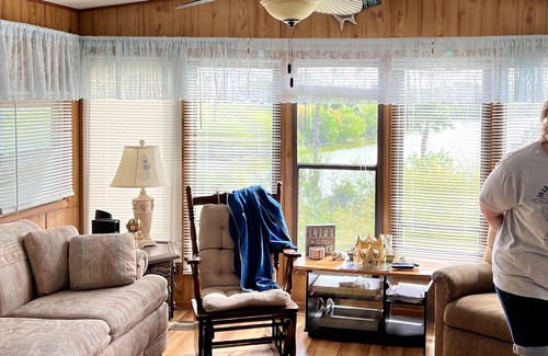 Palmhurst House | Cozy lakeside mobile home in lovely Mission with WiFi, AC, pool, hot tub, trails