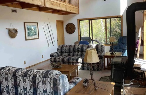 Irwin Cabin | Cozy Lakeview Cabin outside Jackson HolenPallisades Reservoir