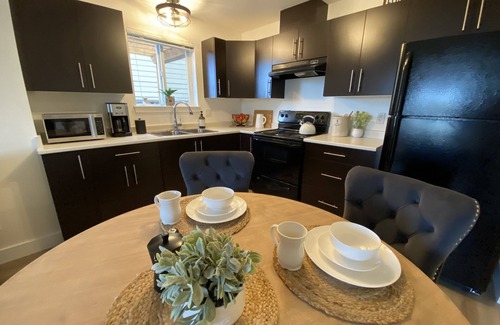 Langford Apartment | Cozy Lakeview Suite - Steps To The Beach & 15 Min To Downtown