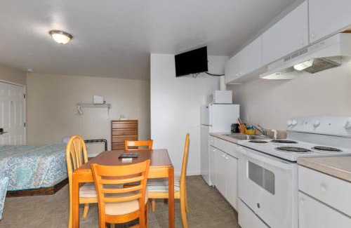 Lake City Hotel | Cozy Lakeview suite with Kitchenette