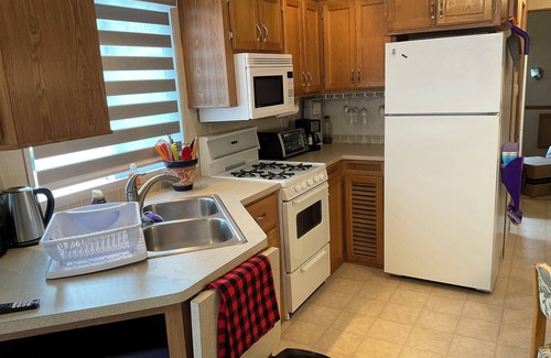 Lindell Beach House | Cozy Lindell Beach Resort. Minutes from Cultus Lake