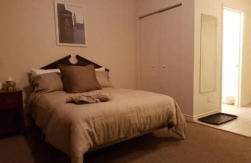 Downtown Gatineau Apartment | Cozy Little Studio #16 by Amazing Property Rentals