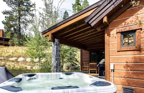 Tamarack Resort Cottage | Cozy Living Room w/ Stone Fireplace | Private Hot Tub & Patio | Vaulted Ceilings