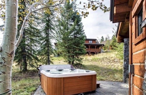 Tamarack Resort Cottage | Cozy Living Room w/ Stone Fireplace | Private Hot Tub & Patio | Vaulted Ceilings