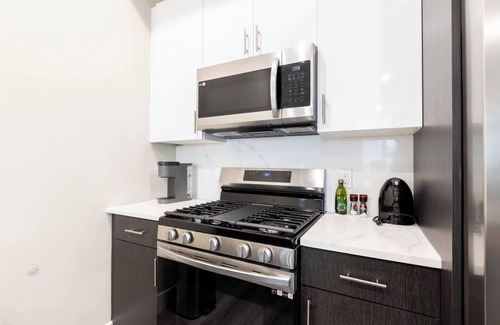 The Heights Apartment | Cozy Loft 10 min to Manhattan Garage Parking