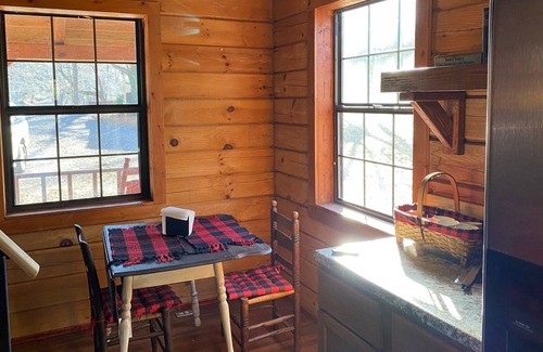 Scottsboro Cabin | Cozy Log Cabin 1/2 mile from Mink Creek Boat Ramp ~ WIFI ~ Pet Friendly