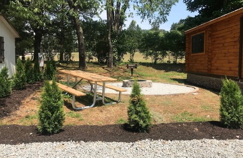 White Cabin | Cozy Log Cabin #5. Minutes from Seven Springs and Hidden Valley!