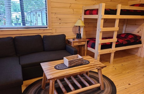 White Cabin | Cozy Log Cabin #5. Minutes from Seven Springs and Hidden Valley!