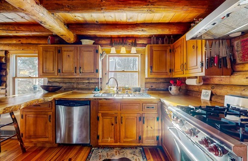 Bethel House | Cozy log cabin & loft, close to recreation, dog-friendly, bbq, balcony, a/c, w/d