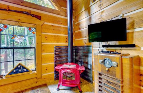 Bean Station House | Cozy Log Cabin on 11 Acres 3 Mi to Cherokee Lake!