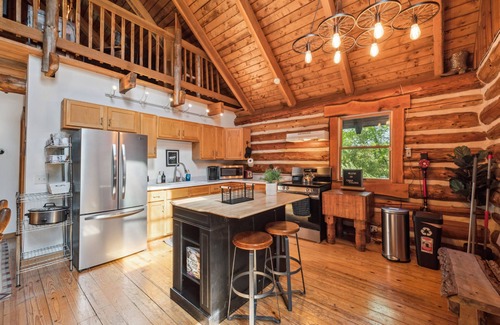 Coloma Cabin | Cozy Log Cabin on 15 acres, with private lake, 1 mile from Lake Michigan