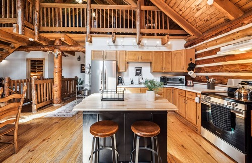 Coloma Cabin | Cozy Log Cabin on 15 acres, with private lake, 1 mile from Lake Michigan