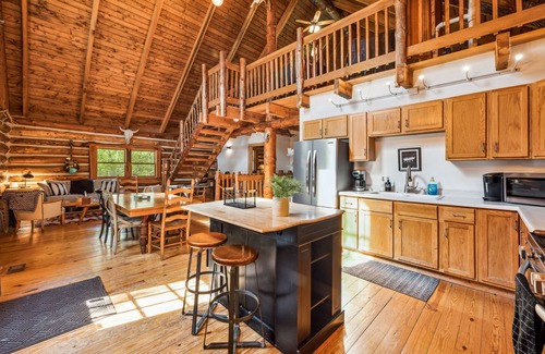Coloma Cabin | Cozy Log Cabin on 15 acres, with private lake, 1 mile from Lake Michigan