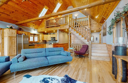 Rome House | Cozy Log Home Overlooking the 12th Fairway – A Perfect Retreat at Lake Arrowhead