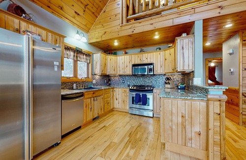 Rome House | Cozy Log Home Overlooking the 12th Fairway – A Perfect Retreat at Lake Arrowhead