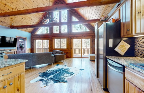 Rome House | Cozy Log Home Overlooking the 12th Fairway – A Perfect Retreat at Lake Arrowhead