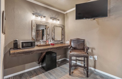 Dennis Cabin | Cozy Longhorn Suite on the River