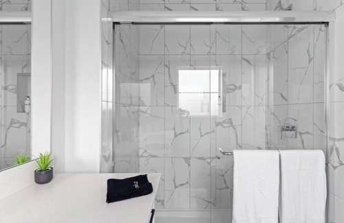 Northwest Edmonton House | Cozy| Luxury|AC| Near West Edmonton Mall |King Bed