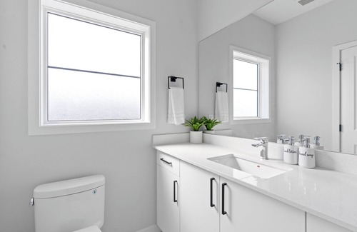 Northwest Edmonton House | Cozy| Luxury|AC| Near West Edmonton Mall |King Bed