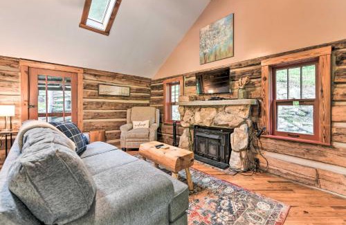 Clyde Apartment | Cozy Mama Bear Cabin with Mountain Views!